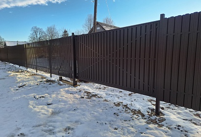 Забор с воротами из металлоштакетника