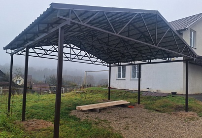 Двухскатный навес из металлочерепицы Двухскатный навес из металлочерепицы