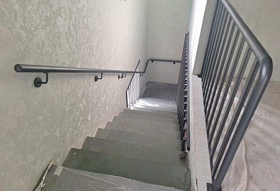 Перила из круглой трубы с ограждением