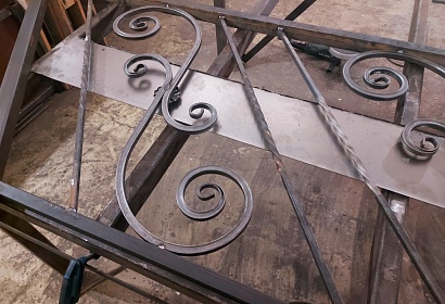 Металлические перила с поручнями из дерева Металлические перила с поручнями из дерева