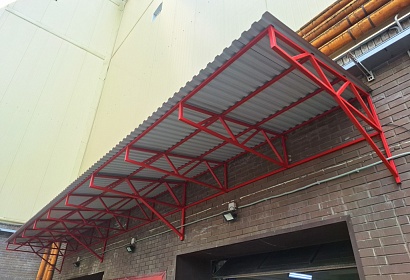 Большой козырёк с покрытием профлист Большой козырёк с покрытием профлист