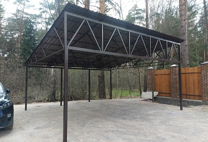 Навес с покрытием из профильного листа