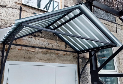 Козырьки с покрытием из профнастила