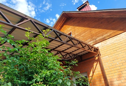 Навес над крыльцом частного дома