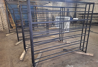 Металлический стеллаж в магазин