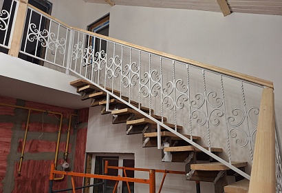 Сварные перила из металла с декором Сварные перила из металла с декором