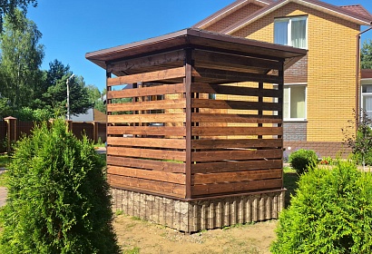 Шестигранная беседка из металла и дерева