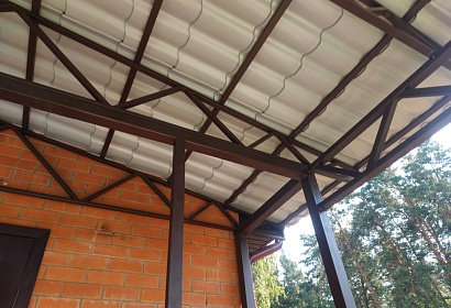 Входная группа с покрытием из металлочерепицы