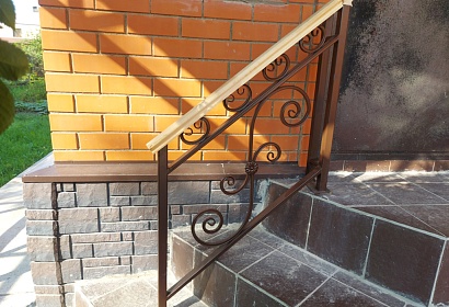 Навес над крыльцом частного дома