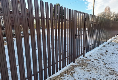 Забор с воротами из металлоштакетника