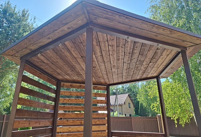 Шестигранная беседка из металла и дерева