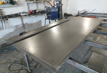 Металлическая дверь с перилами Металлическая дверь с перилами