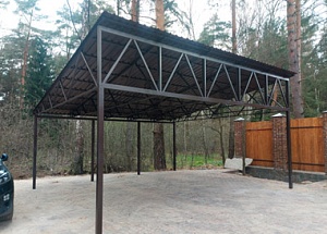 Навес с покрытием из профильного листа