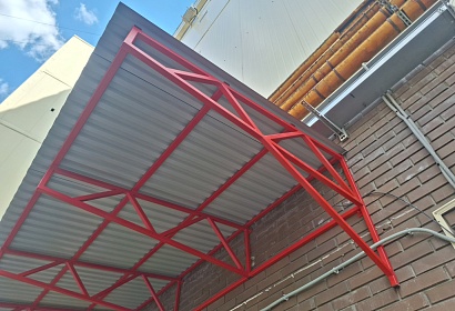 Большой козырёк с покрытием профлист Большой козырёк с покрытием профлист
