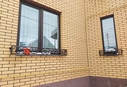 Металлические цветочницы на окна Металлические цветочницы на окна