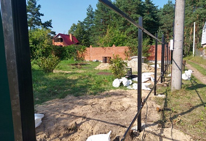 Забор из профнастила с воротами Забор из профнастила с воротами