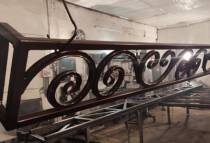 Металлические цветочницы на окна Металлические цветочницы на окна