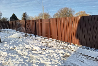 Забор с воротами из металлоштакетника