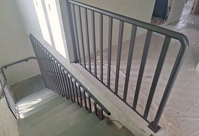 Перила из круглой трубы с ограждением