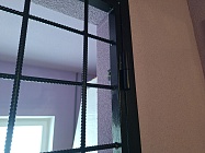 Металлическая решётчатая дверь