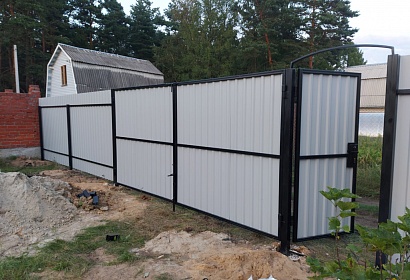 Забор из профнастила с воротами Забор из профнастила с воротами