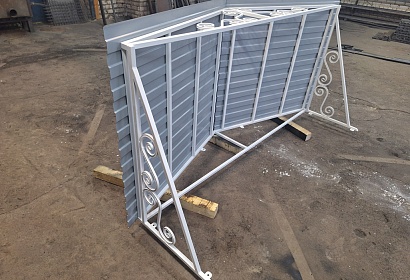 Сварной металлический козырёк с декором