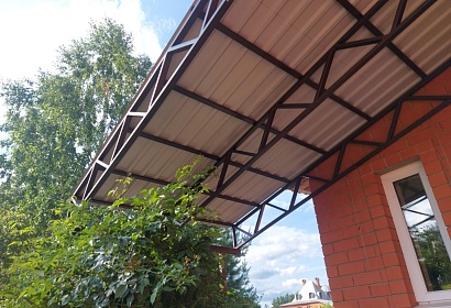 Навес над крыльцом частного дома