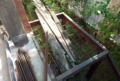 Металлическая лестница с площадкой для дома