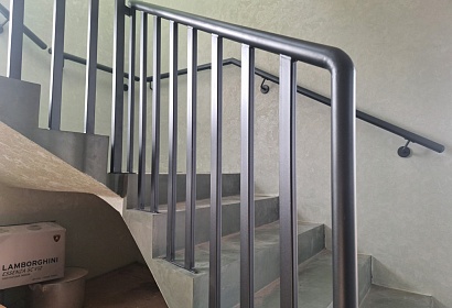 Перила из круглой трубы с ограждением