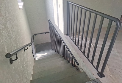 Перила из круглой трубы с ограждением