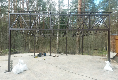 Навес с покрытием из профильного листа