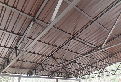 Навес с покрытием из профильного листа