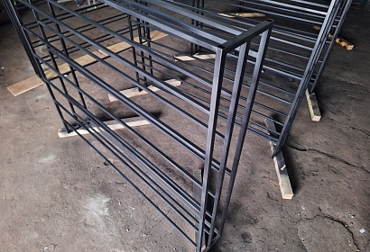 Металлический стеллаж в магазин