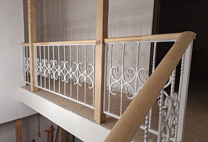 Сварные перила из металла с декором