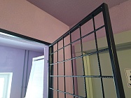 Металлическая решётчатая дверь