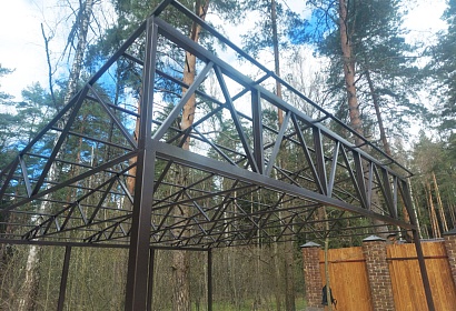 Навес с покрытием из профильного листа