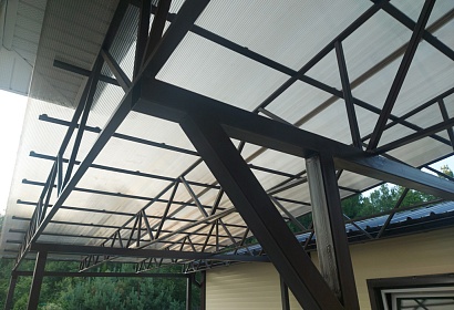 Односкатный навес из поликарбоната