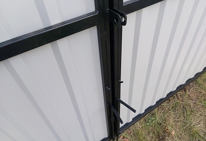 Забор из профнастила с воротами Забор из профнастила с воротами