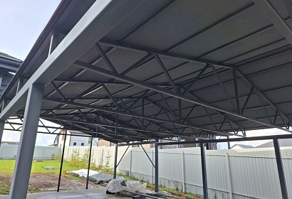 Навес с комбинированной кровлей