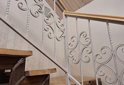 Сварные перила из металла с декором Сварные перила из металла с декором