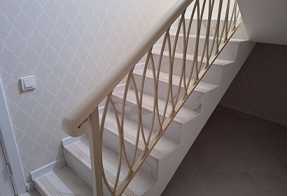 Перила для лестницы из металла в дом