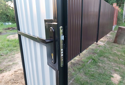 Забор из профнастила с воротами Забор из профнастила с воротами