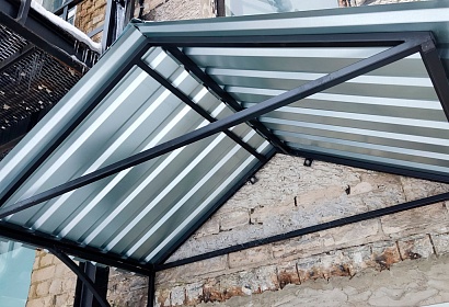 Козырьки с покрытием из профнастила