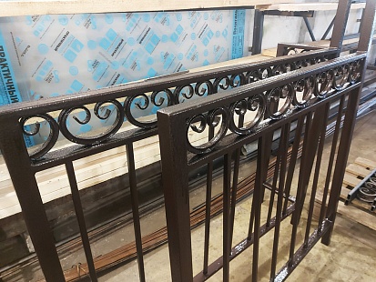 Перила с декоративными элементами