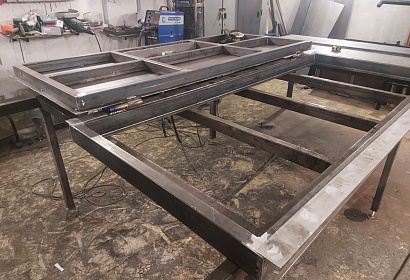 Сварная дверь в квартиру из металла