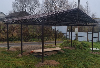 Двухскатный навес из металлочерепицы Двухскатный навес из металлочерепицы