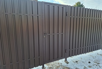 Забор с воротами из металлоштакетника