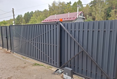 Забор из металлического штакетника