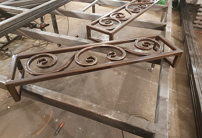 Металлические цветочницы на окна Металлические цветочницы на окна