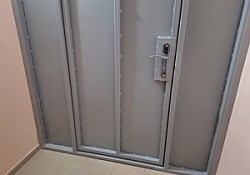 Металлическая дверь в тамбур